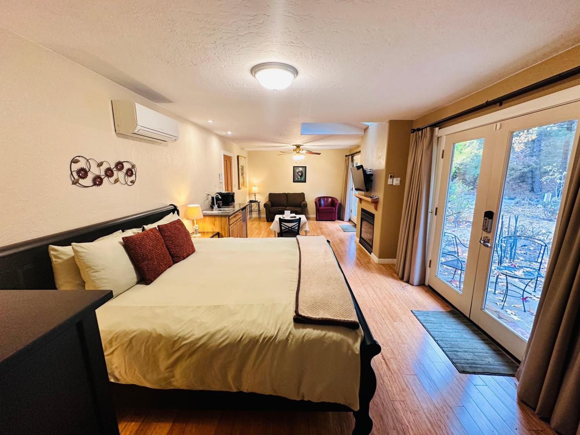 The At Shasta Bed & Breakfast 3*
