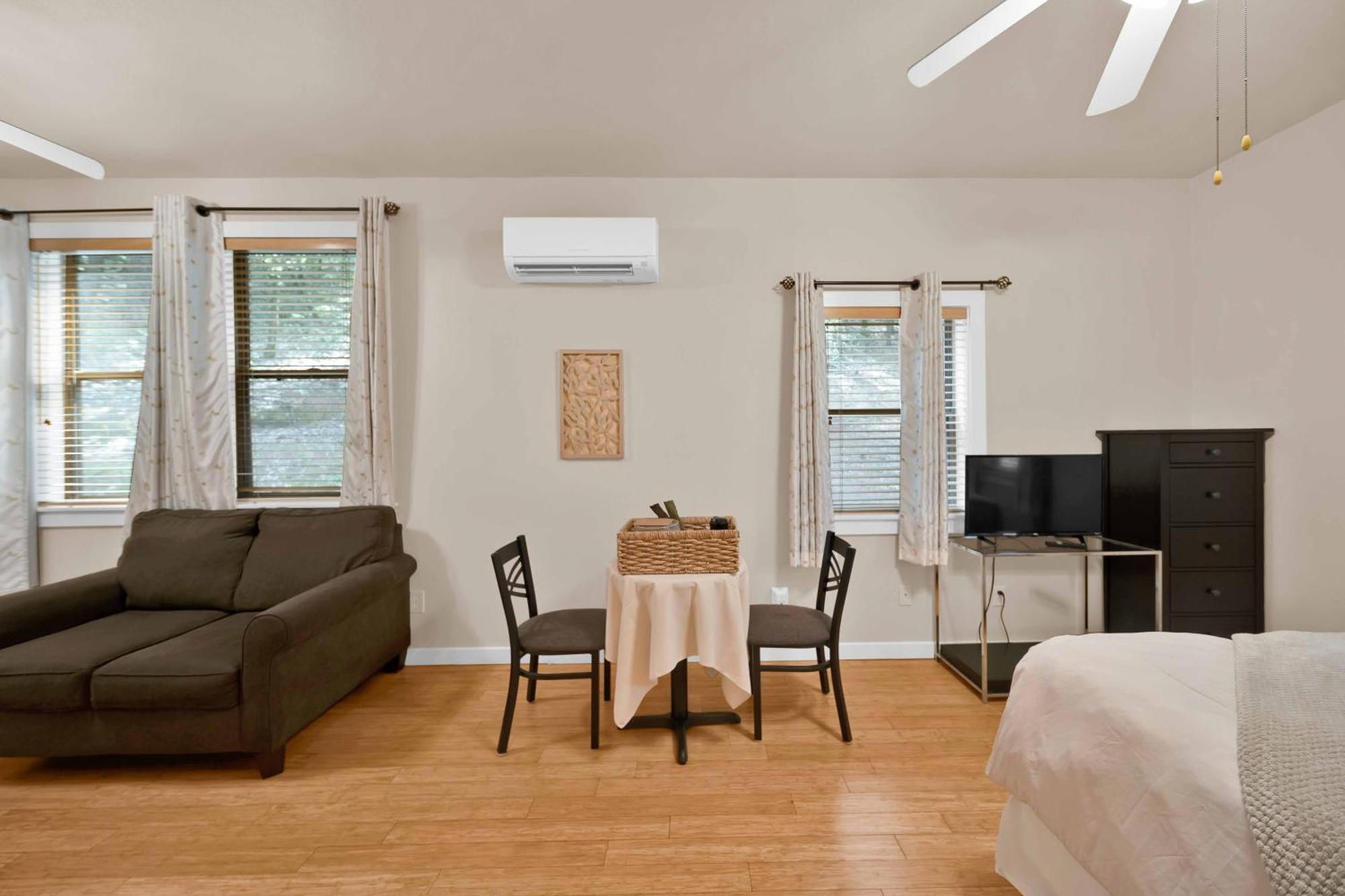 The At Shasta Bed & Breakfast 3*